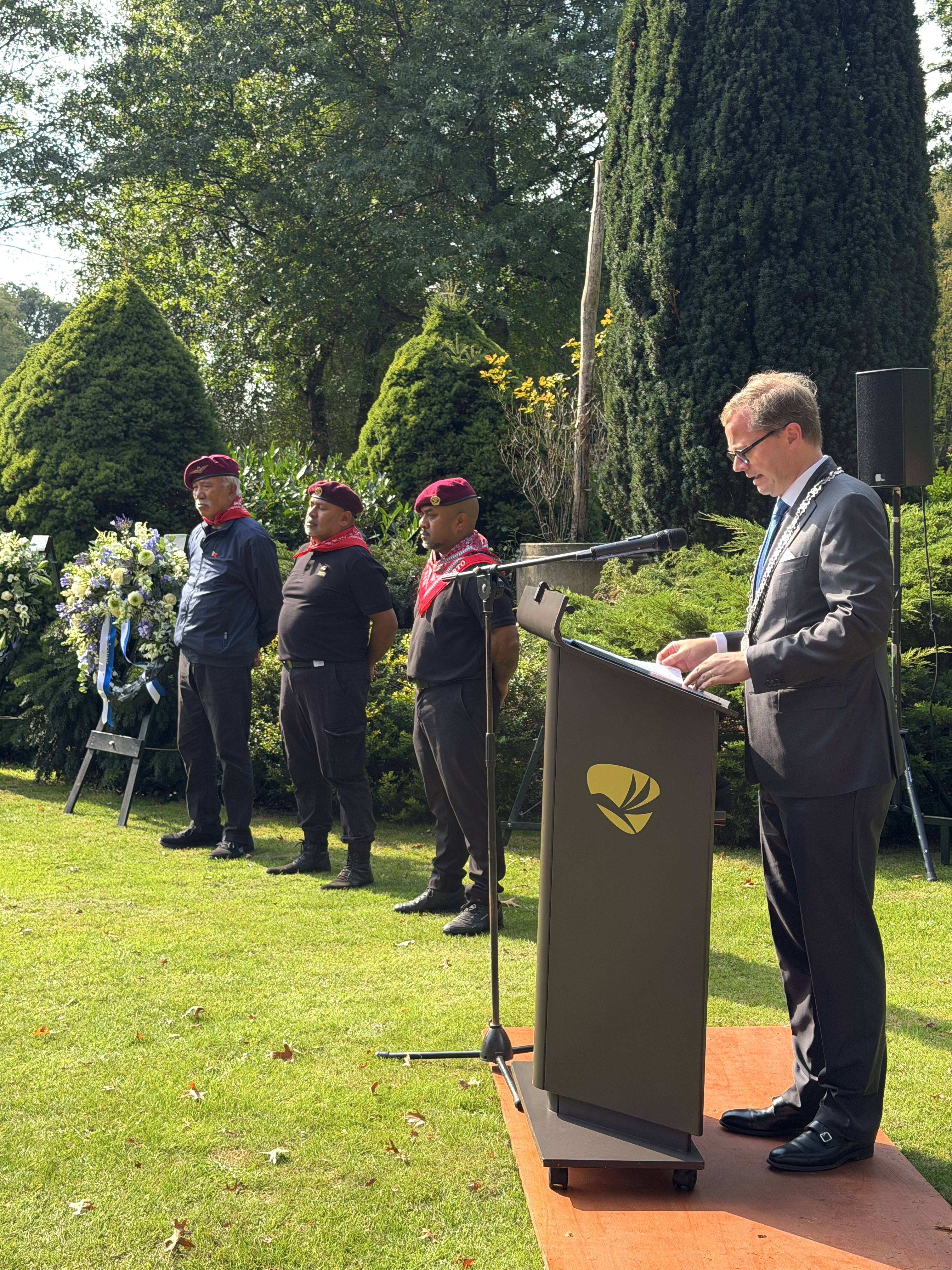 Burgemeester Korteland houdt een toespraak tijdens de Molukse herdenking