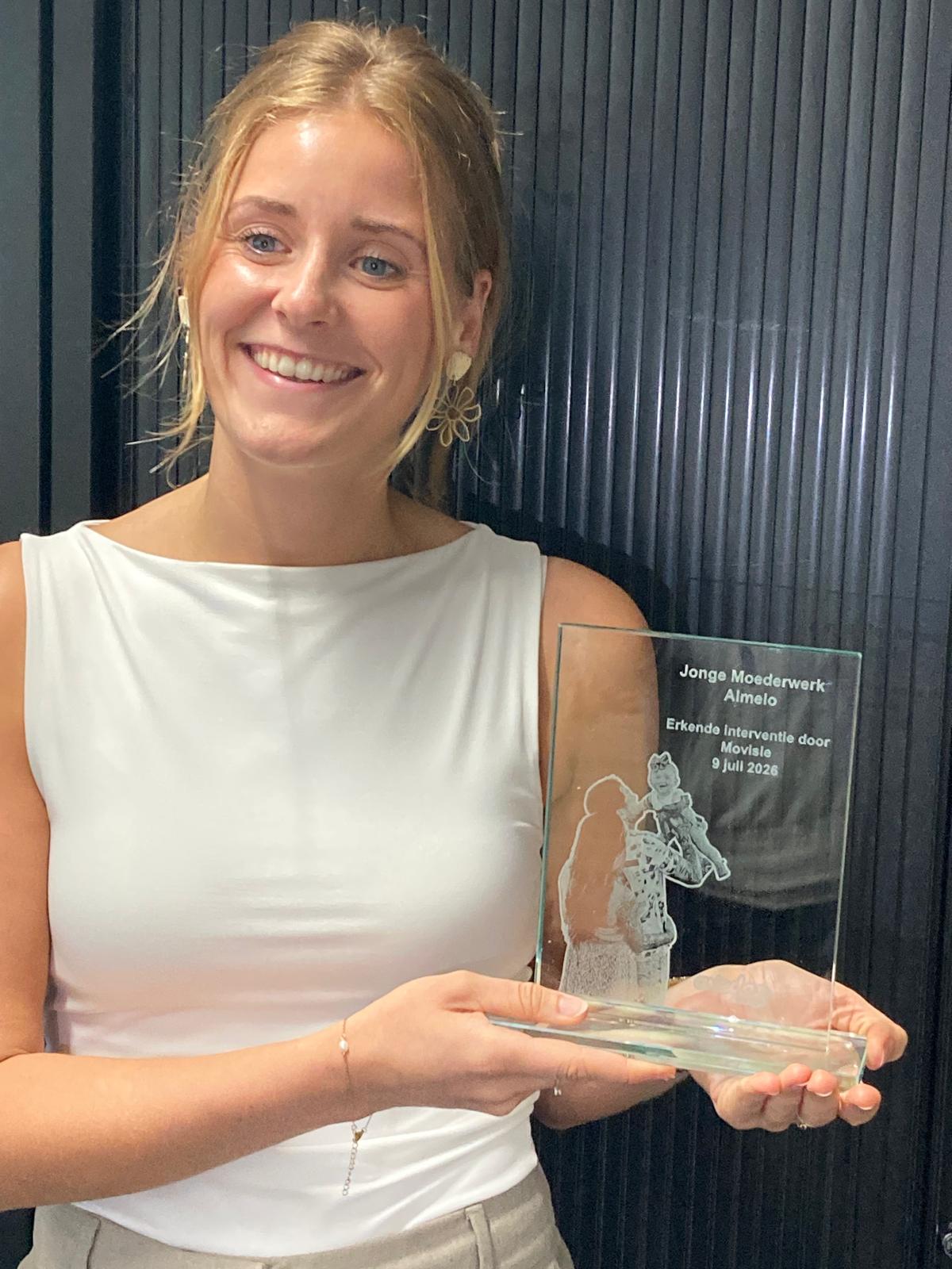 Begeleidster van Avedan met trofee Movisie