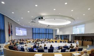 Een volle raadszaal tijdens de installatieraad